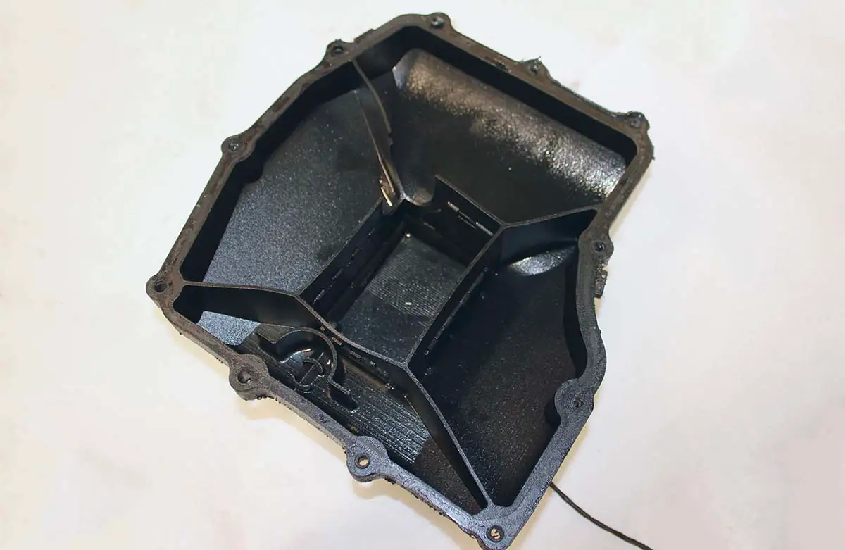 Coppa dell'olio in stampa 3D in Windform XT 2.0. Auto da corsa di Formula SAE dell'Università di Victoria 2017-2018