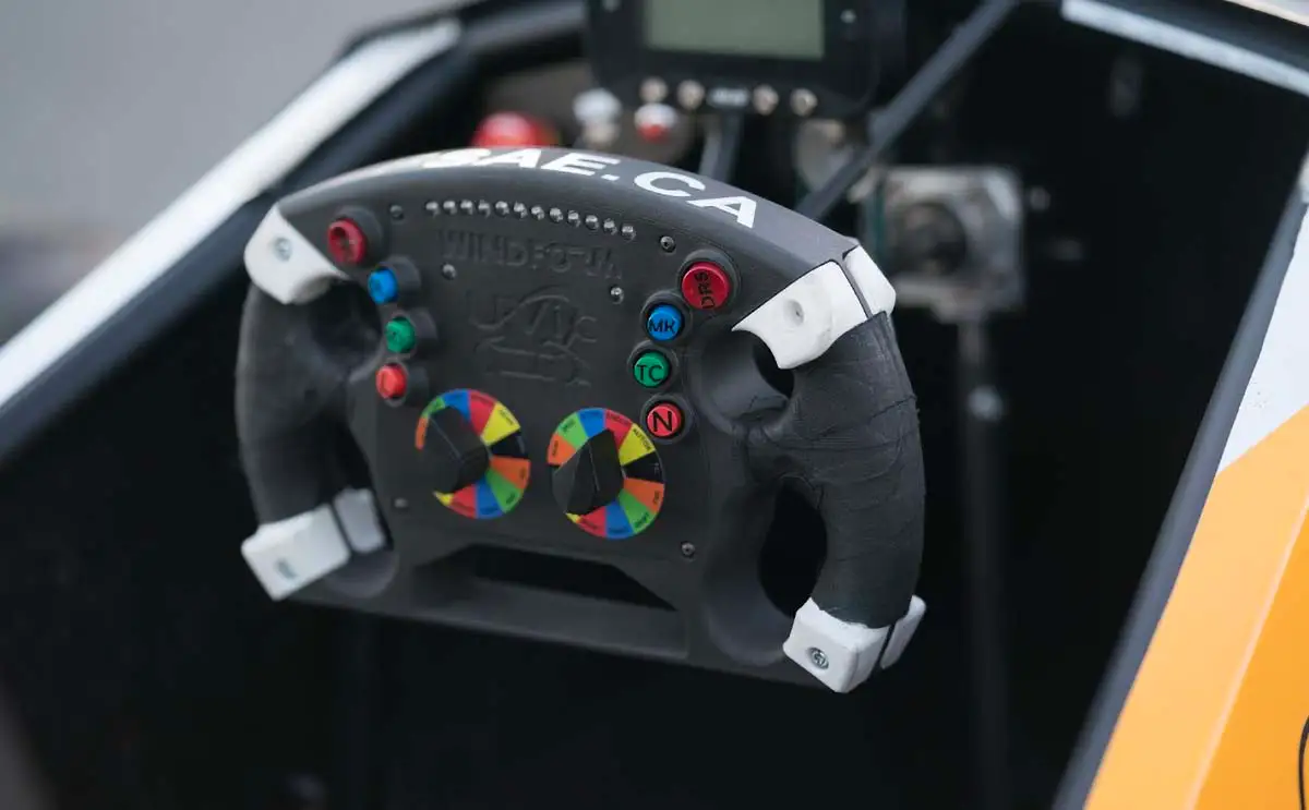 Volante progettato e sviluppato dai membri di UVic Formula Motorsport, utilizzando la tecnologia di stampa 3D
